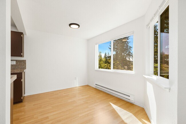 Building Photo - 2 Bed, 1 Bath Condo with Easy Access to I-405
