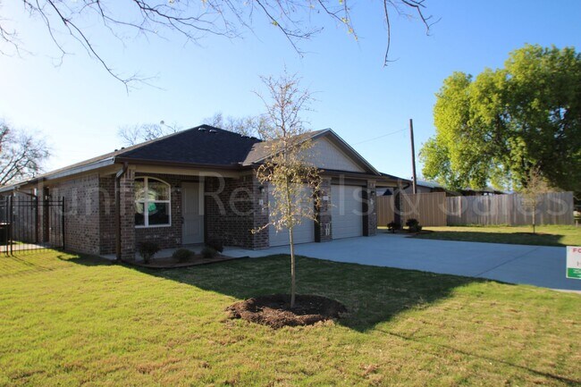 Building Photo - 505 Bonnie Dr