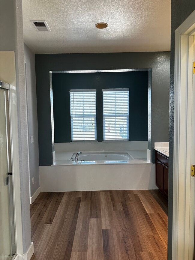 Building Photo - Near Tracy Sports Complex, $500.00 off the first full months rent with possession by 2/1/2026