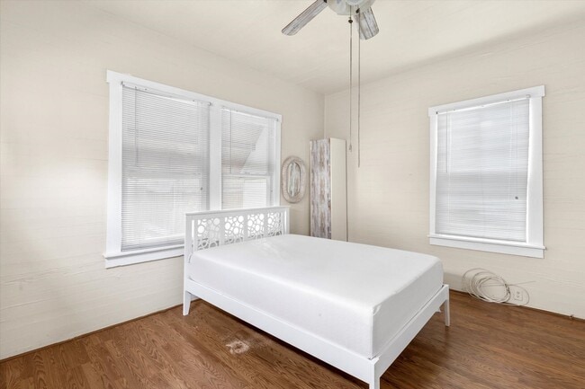 Building Photo - 1 Bedroom 1 Bathroom partially Furnsihed Home available for a 1 year Lease!