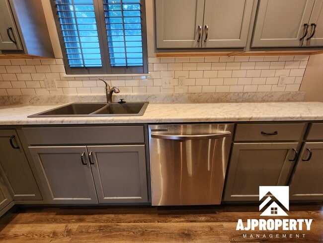 Building Photo - 3-bedroom 2-bathroom townhome