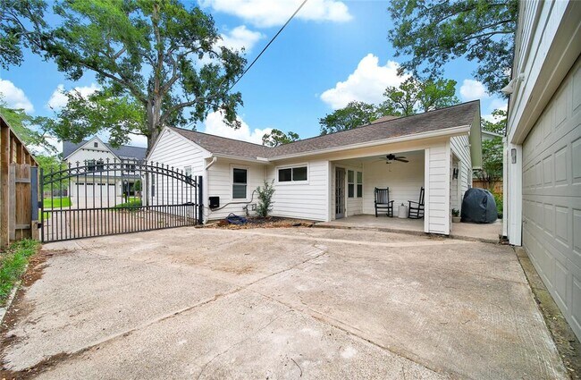 Building Photo - 1635 Althea Dr
