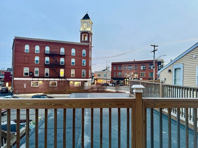 Building Photo - 669 Forest Ave