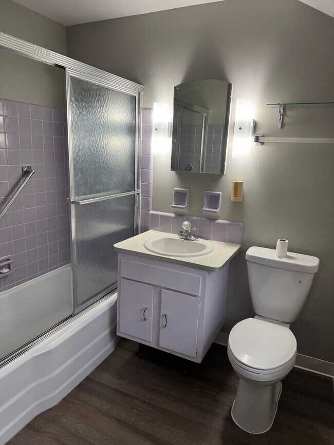 Building Photo - 3 Bedroom 1.5 bathroom Single Family Home, Upper Arlington Schools