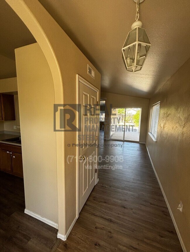 Building Photo - 813 Ardath Ln