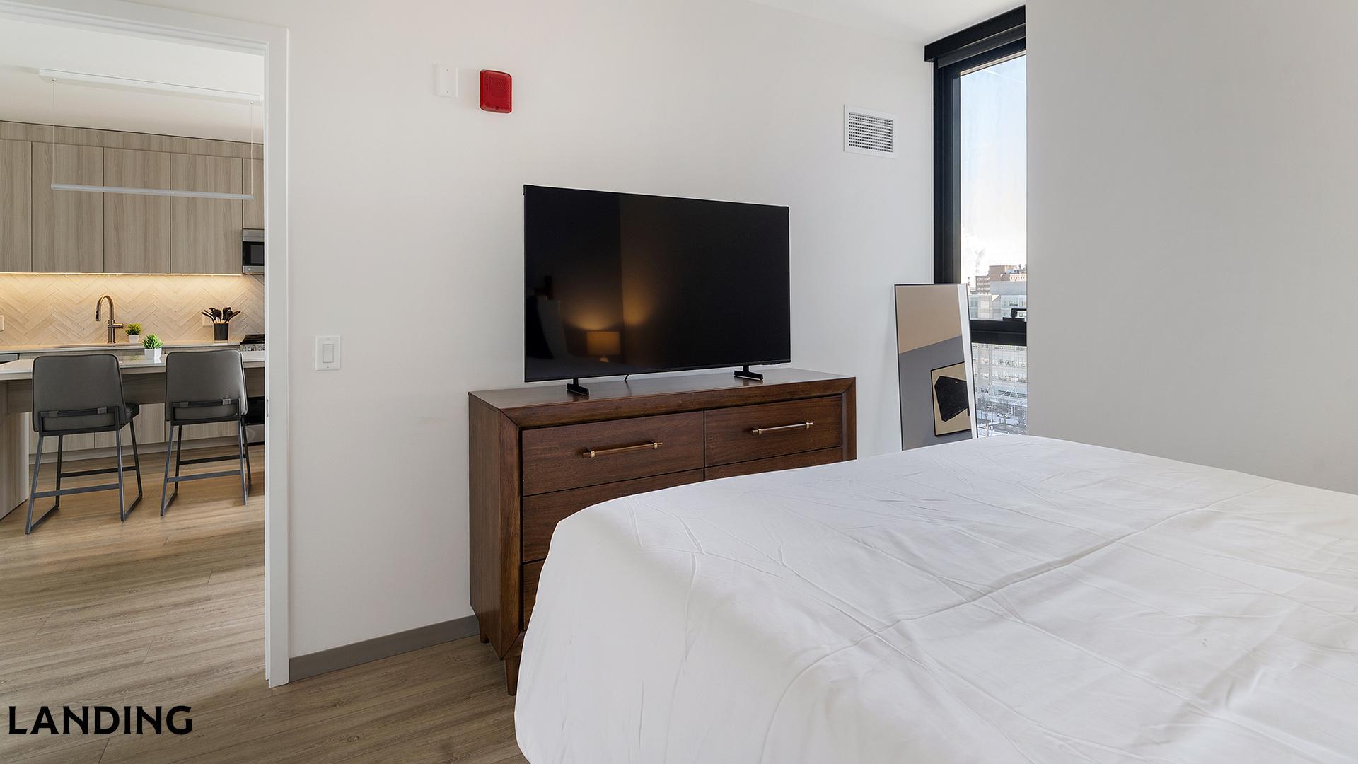 Building Photo - 513 S Damen Ave