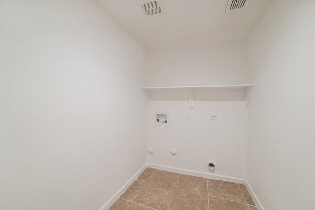 Building Photo - 907 N Red Rock St