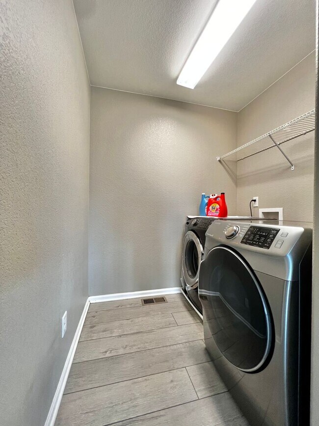 Building Photo - Spacious 5 Bed 3.5 Bath with Modern Upgrades!