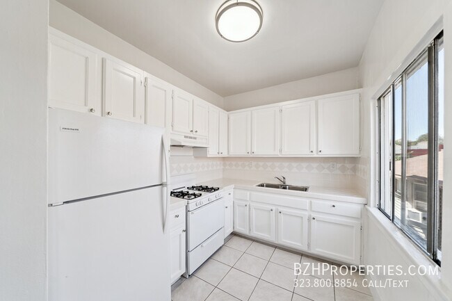 Building Photo - 1267 Vin Scully Ave