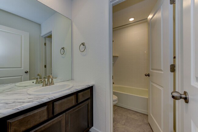 Building Photo - Beautiful 4 bed, 3 bath Townhome with 2 car garage ready for move in!