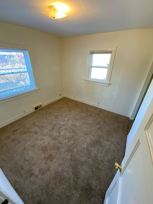 Building Photo - Available NOW!!! University Place HOME! 3bdr 2 bath