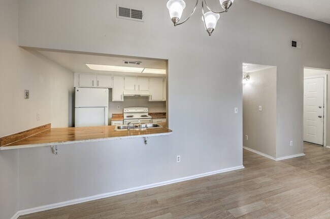 Building Photo - Charming Condo for Rent