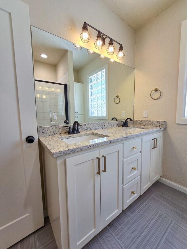 Building Photo - Cute 3 Bedroom Brick home in Shawnee