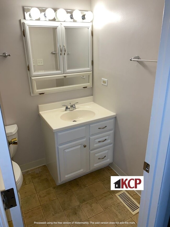 Building Photo - 2/3 Bedroom Townhouse in Gurnee School Dist