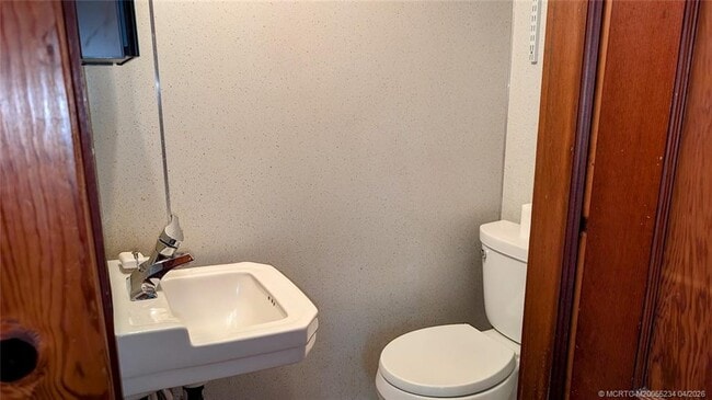 Building Photo - 1097 NE Kubin Ave