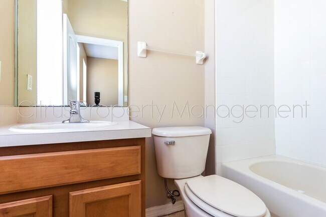 Building Photo - Daniels Landing 2/2.5 Townhome available now!