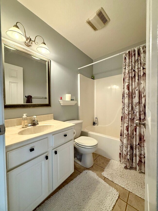 Building Photo - Beautiful 4 Bedroom Near Summit School! Avail January 2026,  Monthly rent $1,980