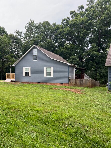 Front/side yard.. - 20 Enka Pine St