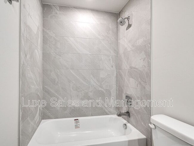 Building Photo - 610 W 2nd St