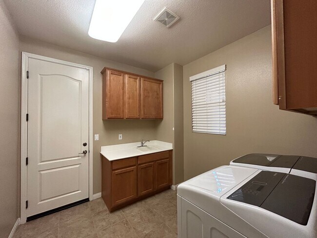 Building Photo - 15005 Via Messina Dr