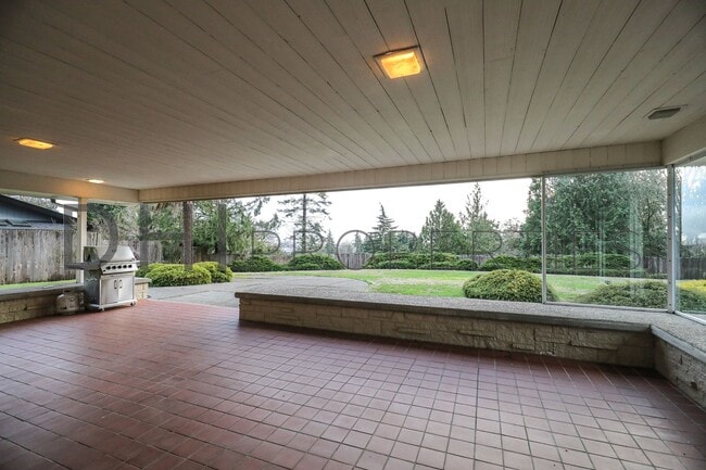 Building Photo - SPACIOUS MIDCENTURY HOME IN LONGVIEW'S CASCADE WAY NEIGHBORHOOD FOR RENT