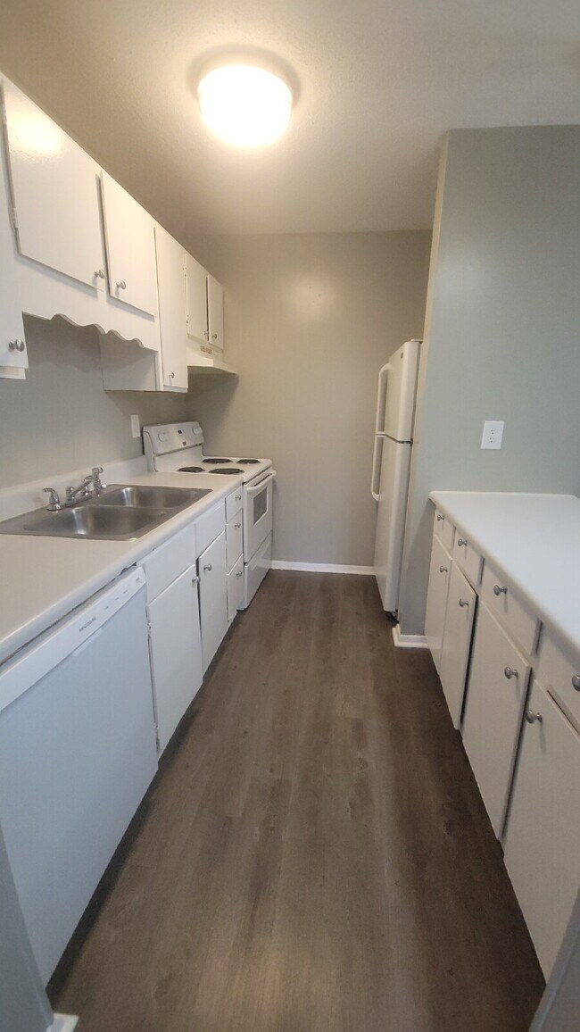 Building Photo - 906 Candlewood Dr NW