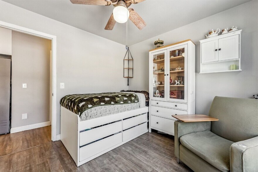 *Furniture in this room is NOT available. Sorry! - 323 N Oak St