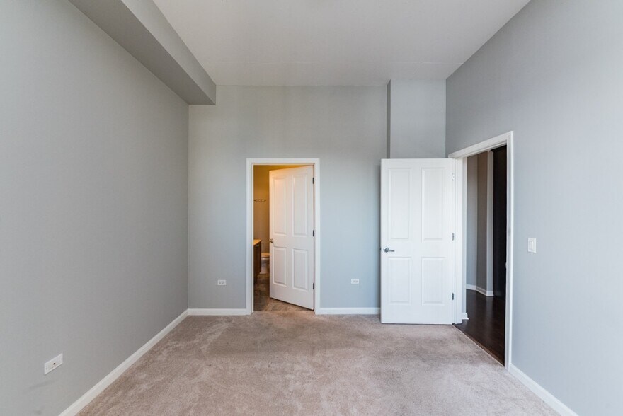 Building Photo - 1464 S MICHIGAN Ave