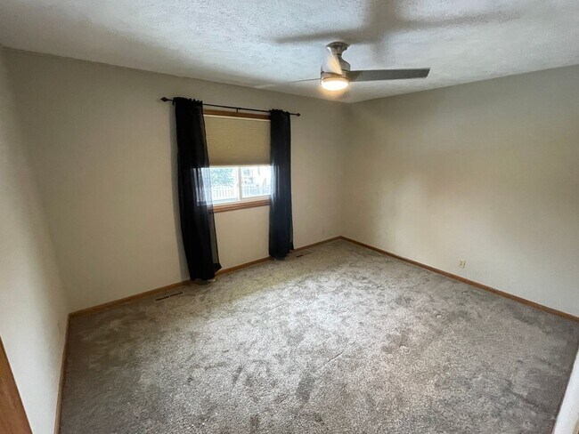 Building Photo - Updated Kitchen!