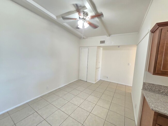 Building Photo - 2 Bed 1 Bath Spacious Apartment