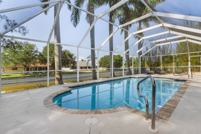 Building Photo - 1300 SE 5th Terrace