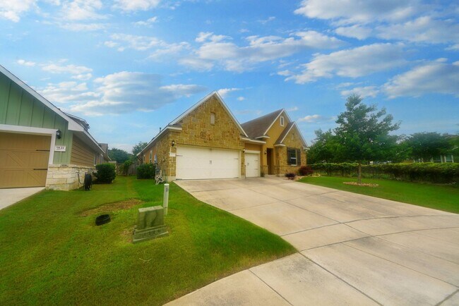 Building Photo - Executive-Style Home Now Available in Crossvine (Schertz) Realtor Commission: $750