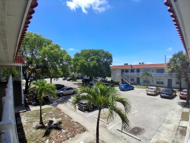 Building Photo - 401 SW 13th Pl