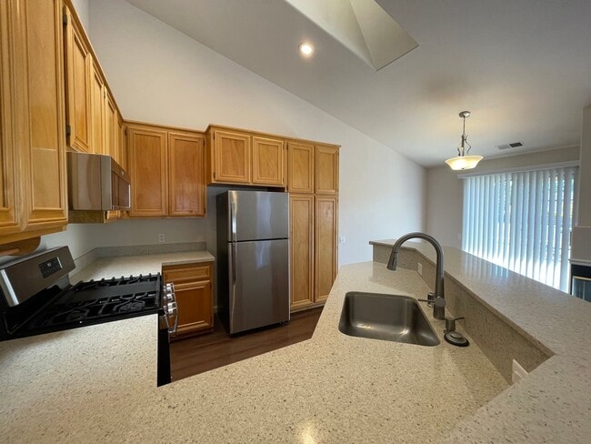 Building Photo - Exceptionally Spacious and Modernized 2x2 Townhouse w/Garage and Washer/Dryer Hookups!