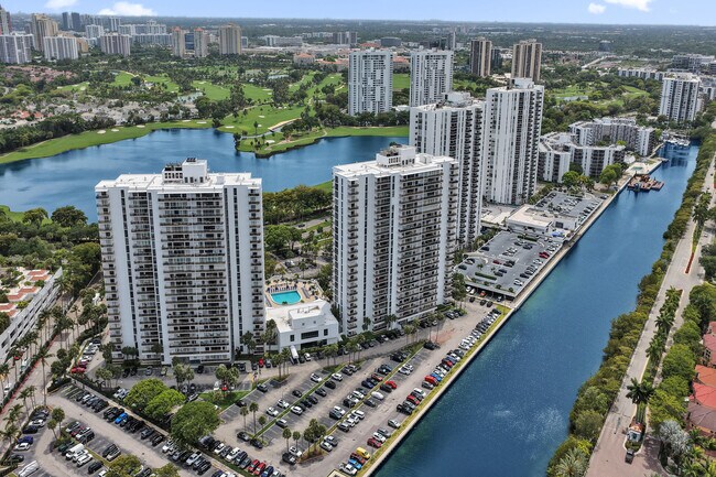 Building Photo - 3701 N Country Club Dr