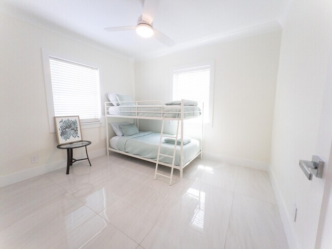 Building Photo - 887 W Perry St