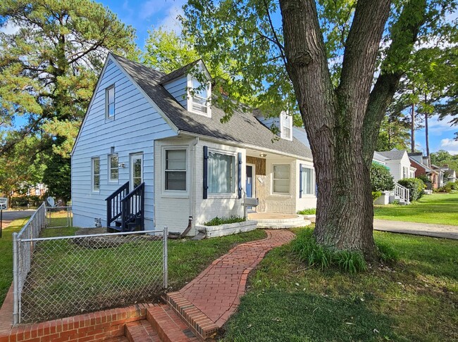 Building Photo - 4 BR, 2 BA Near University of Richmond