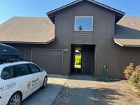 Building Photo - 1/1 Updated Unit in Triplex
