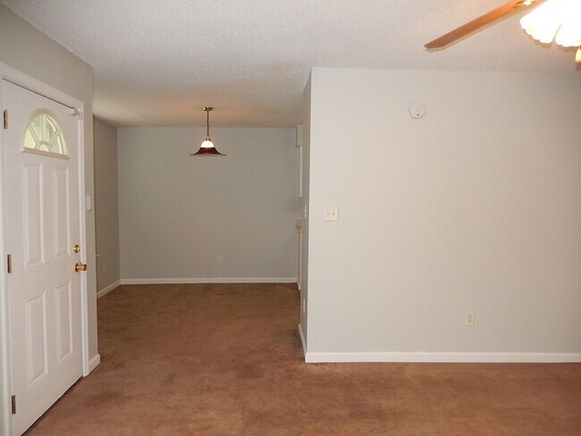 Building Photo - LOVELY & Spacious 3/2 Twn, New Plank Floor...