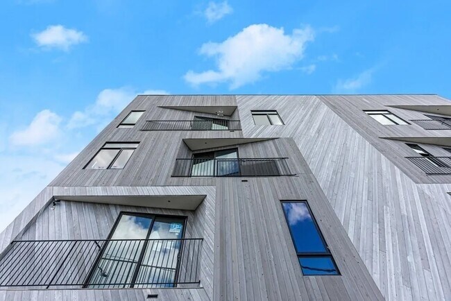 Building Photo - 211 Condor St