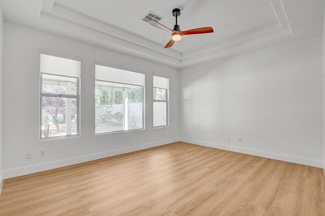Building Photo - Popular Seven Hills Area, 1-Story, Complet...
