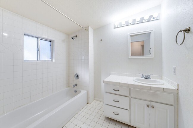 Building Photo - 3-BEDROOM HOME IN FANTASTIC ALAMO HEIGHTS ...