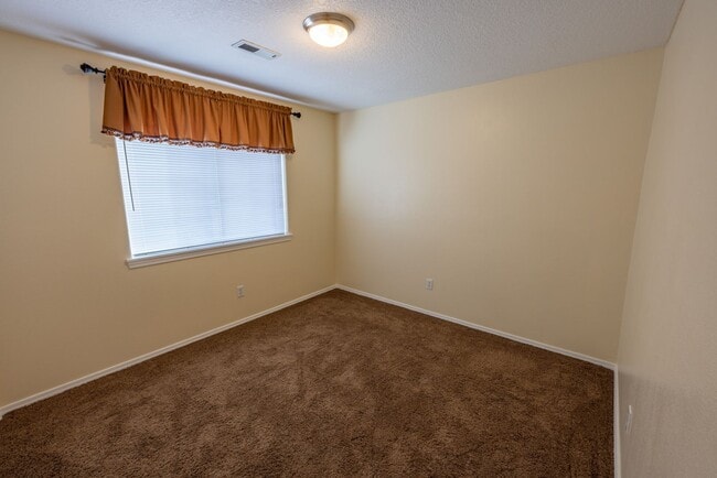 Building Photo - One Level Ranch Home - Three Bedrooms - Wa...