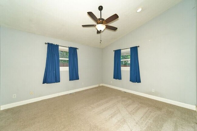 Building Photo - Charming 2 Bed Bungalow in Great SoBro Location!