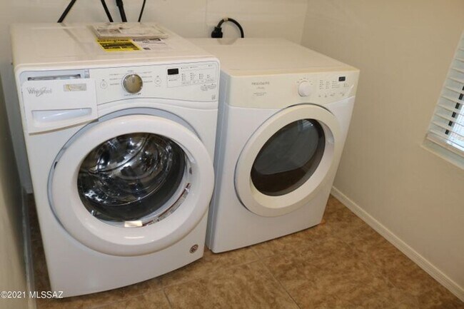 Building Photo - Move in Ready 2 bedroom 2 bath with den!