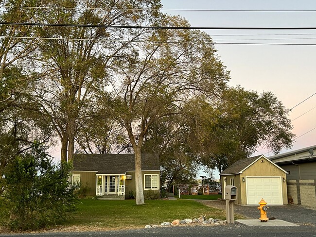 Primary Photo - Cozy Lakefront Home w/Private Dock
