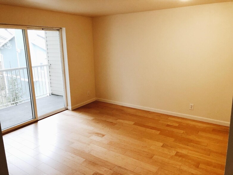 Building Photo - 12327 Roosevelt Way NE