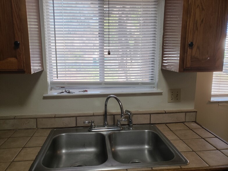 Kitchen - 931 McFarlan Ave