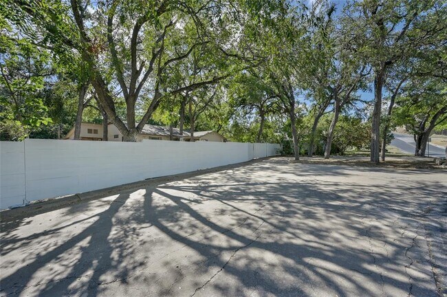 Building Photo - 6713 Silvermine Dr