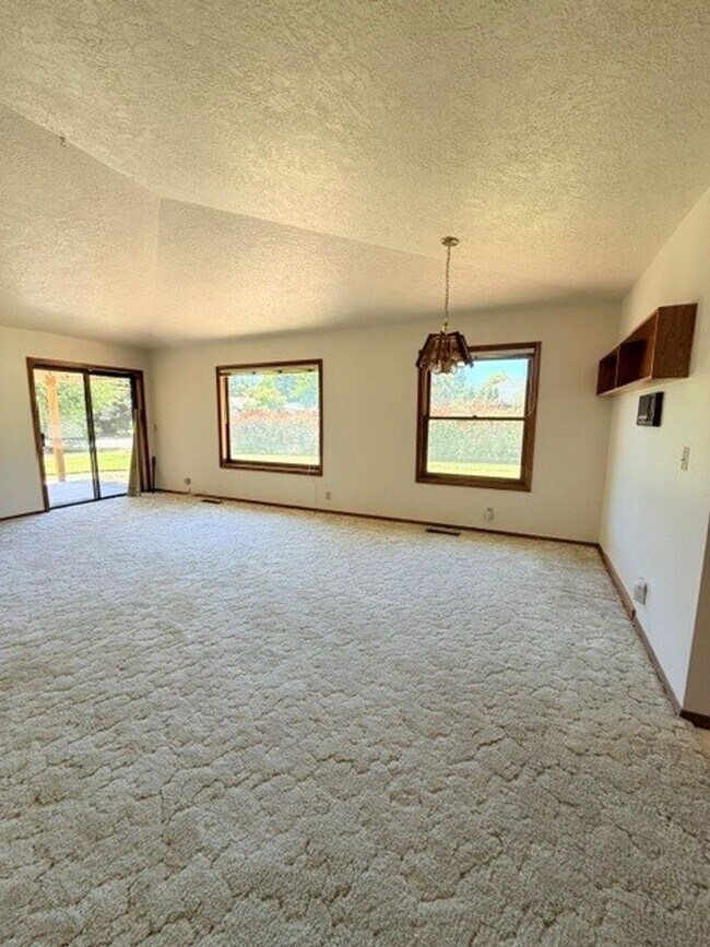 Building Photo - Charming 3-Bedroom Home with Garage & Lawn Care Included